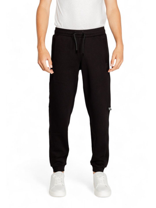 Ea7 schwarze Jogginghose und Sneaker