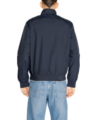 Mann trägt Ea7 475860 Jacke
