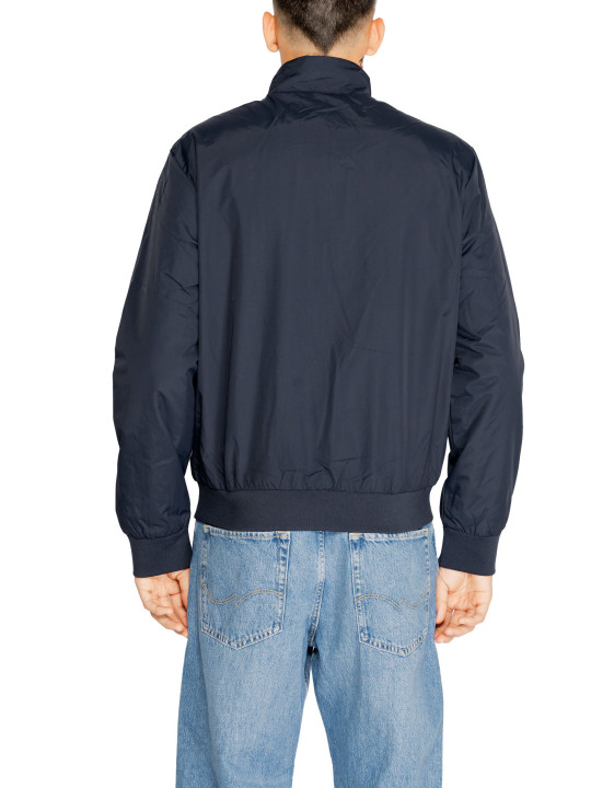 Mann trägt Ea7 475860 Jacke