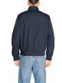 Mann trägt Ea7 475860 Jacke