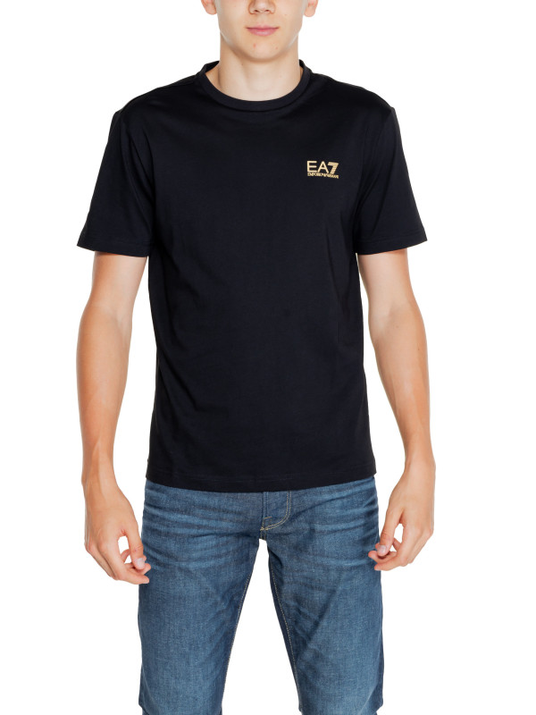 Mann trägt EA7 T-Shirt Jeans Mann trägt EA7 T-Shirt Jeans