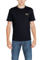 Mann trägt EA7 T-Shirt Jeans