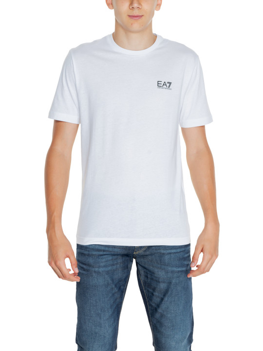 Weißes EA7 T-Shirt Modell trägt