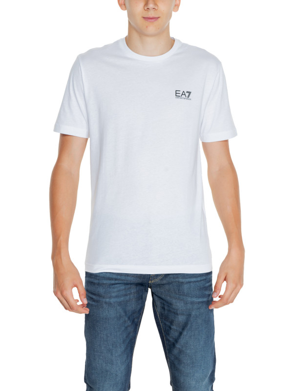Weißes EA7 T-Shirt Modell trägt Weißes EA7 T-Shirt Modell trägt
