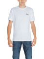 Weißes EA7 T-Shirt Modell trägt