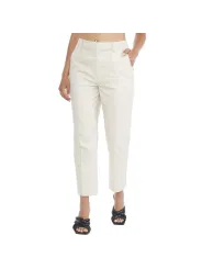 Weiße cropped Hose und Sandalen