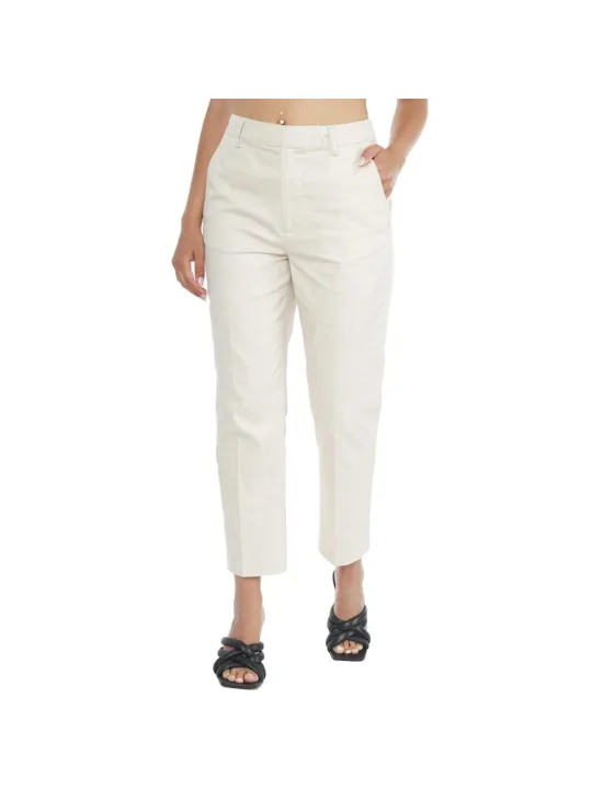 Weiße cropped Hose und Sandalen