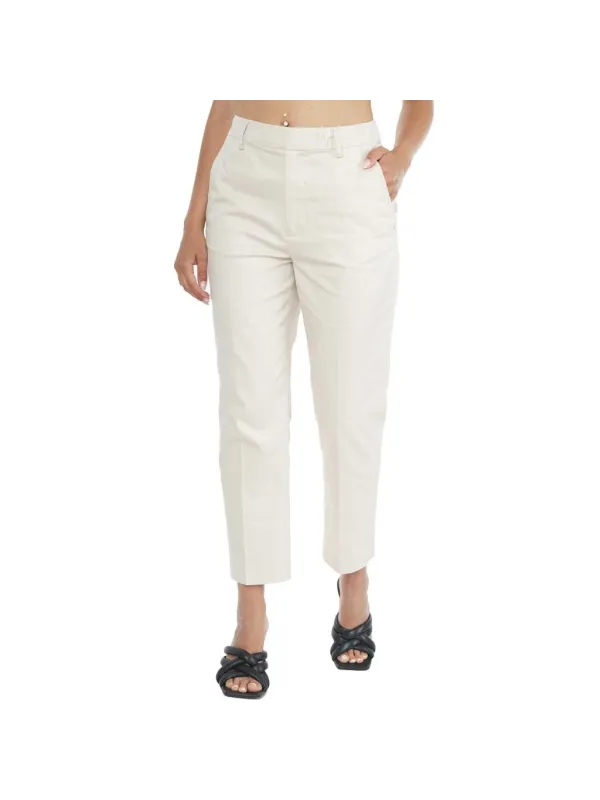 Weiße cropped Hose und Sandalen