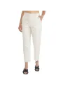 Weiße cropped Hose und Sandalen