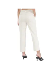Weiße Hose mit Absatzschuhen