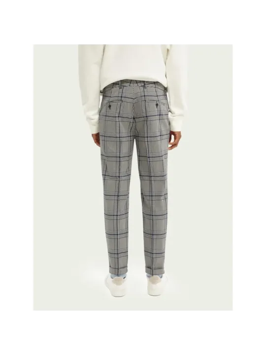 Graue karierte Hose weisses Sweatshirt