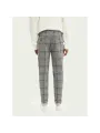 Graue karierte Hose weisses Sweatshirt