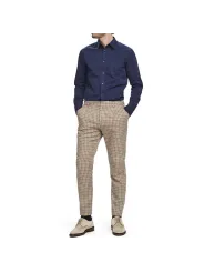 Mann mit karierten Hosen