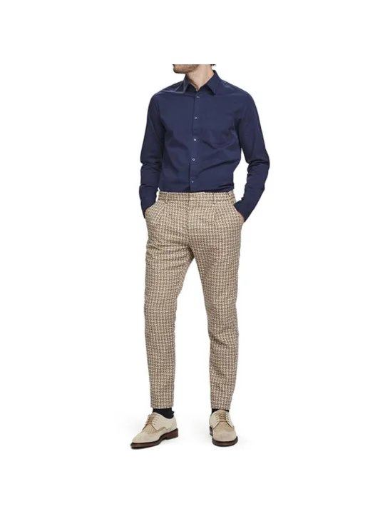 Mann mit karierten Hosen