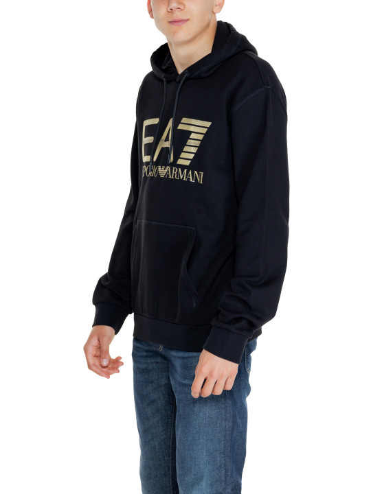 Mann trägt EA7 schwarzes Sweatshirt