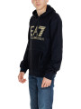 Mann trägt EA7 schwarzes Sweatshirt
