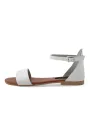 Weiße Sandalette mit Riemchenverschluss