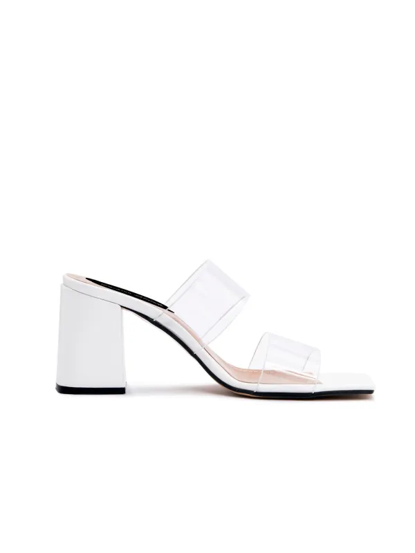 Weiße Patentleder-Sandalette mit Blockabsatz