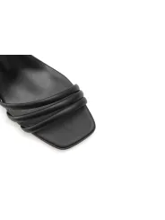 Schwarze Lederriemchensandalette mit kleinem Absatz