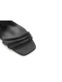 Schwarze Lederriemchensandalette mit kleinem Absatz