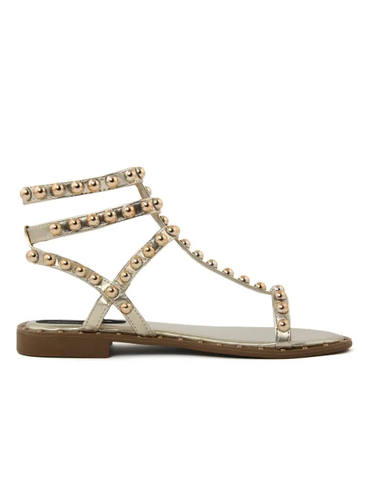 Goldene Sandalette mit Metallnieten