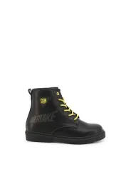 Schwarze Stiefel mit gelben Schnürsenkeln