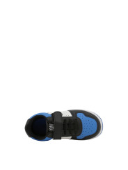 Schwarze Sneaker mit blauem Leder.