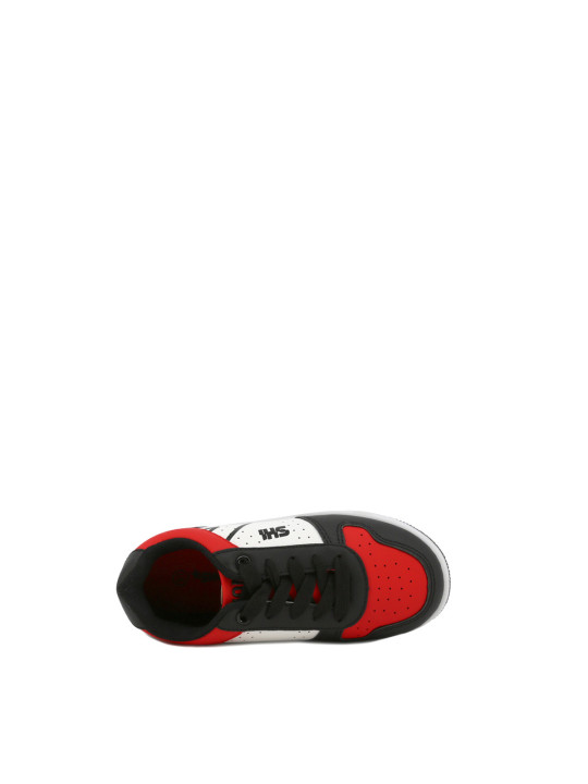 Schwarze, rote Sneaker Sohle sichtbar