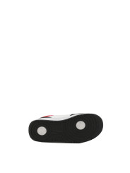 Schwarze rote Sneaker Schuhsohle