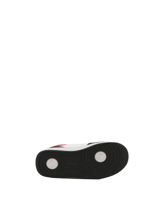 Schwarze rote Sneaker Schuhsohle
