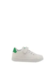 Weiße Sneaker mit grünem Absatz