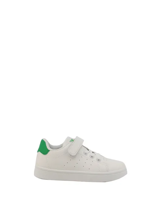 Weiße Sneaker mit grünem Absatz
