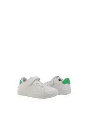 Weiße Sneaker mit grünem Akzent
