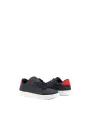 Marine-rote Sneakers mit weißen Sohlen