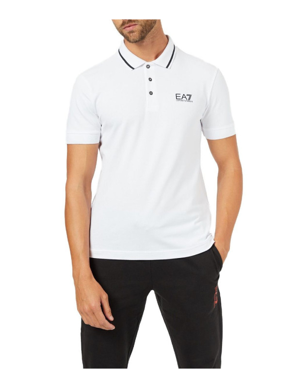 Weißes Polohemd mit schwarzer Hose Weißes Polohemd mit schwarzer Hose