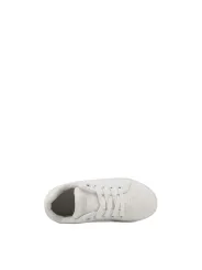 Weiße Shone Sneakers auf weißem Hintergrund