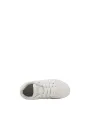 Weiße Shone Sneakers auf weißem Hintergrund