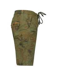 Khaki-Shorts mit grünen Blättern