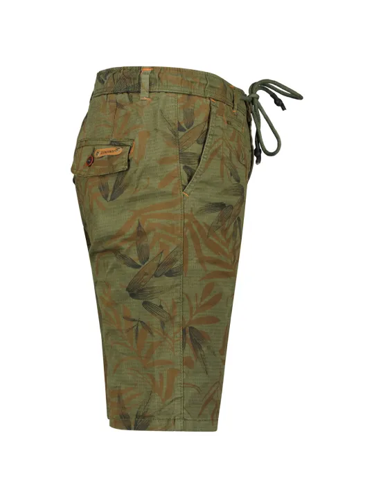 Khaki-Shorts mit grünen Blättern
