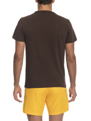 Mann trägt braunes T-Shirt und Shorts