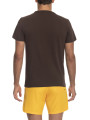 Mann trägt braunes T-Shirt und Shorts