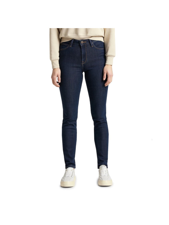 Dunkle Jeans, beiges Hemd, lässig
