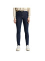 Dunkle Jeans, beiges Hemd, lässig