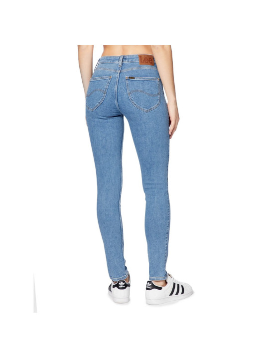 Blaue Skinny Jeans mit Sneakern