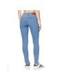 Blaue Skinny Jeans mit Sneakern