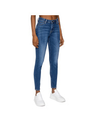 Blaue Jeans mit leichtem Fade-Effekt