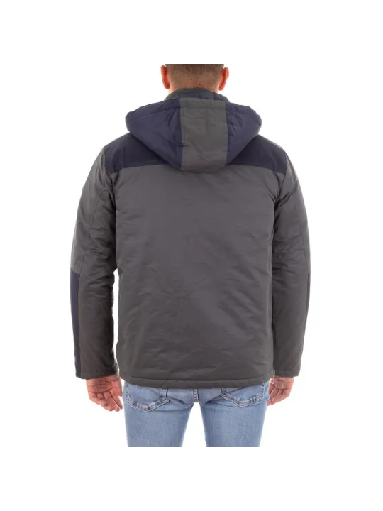 Steppjacke mit Kapuze und Jeans