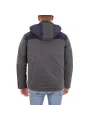 Steppjacke mit Kapuze und Jeans