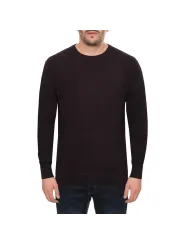 Burgundy Pullover mit schwarzen Jeans