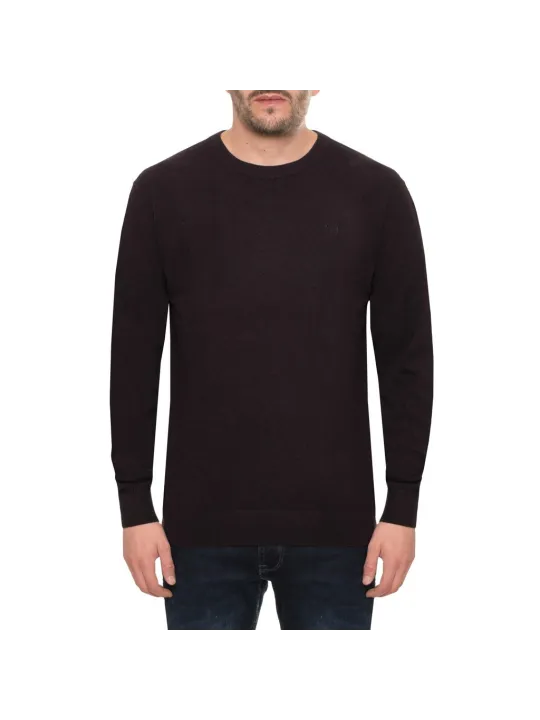 Burgundy Pullover mit schwarzen Jeans
